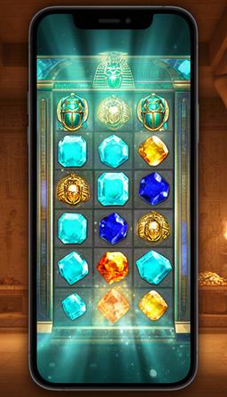 Schermata di un puzzle match-3 ambientato in un tempio egizio con gemme luminose